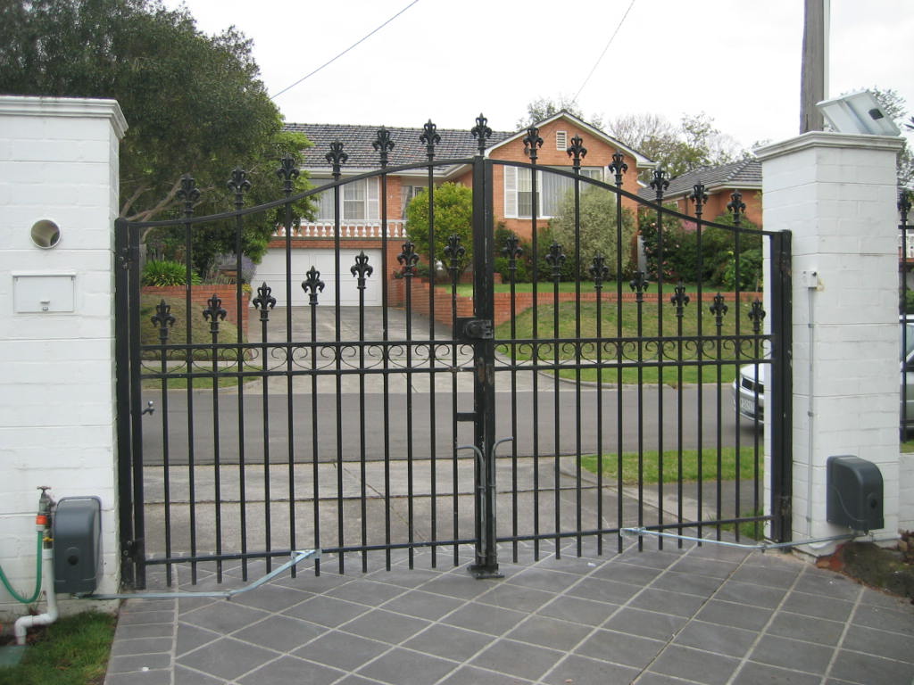 90 dərəcə açılan darvazalar